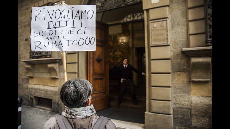 Presidio dei risparmiatori di fronte la sede generale Banca Popolare dell'Etruria ad Arezzo, organizzata dall'Associazione Vittime del Salva-Banche&nbsp;