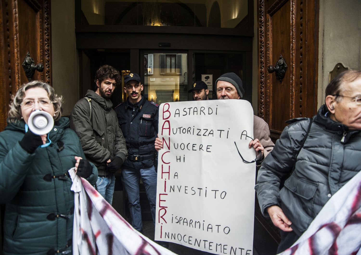 Presidio dei risparmiatori di fronte la sede generale Banca Popolare dell'Etruria ad Arezzo, organizzata dall'Associazione Vittime del Salva-Banche&nbsp;