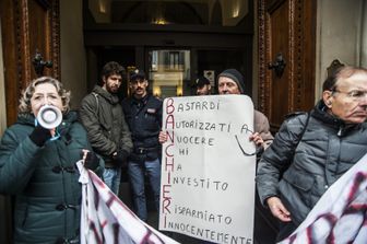 Presidio dei risparmiatori di fronte la sede generale Banca Popolare dell'Etruria ad Arezzo, organizzata dall'Associazione Vittime del Salva-Banche&nbsp;
