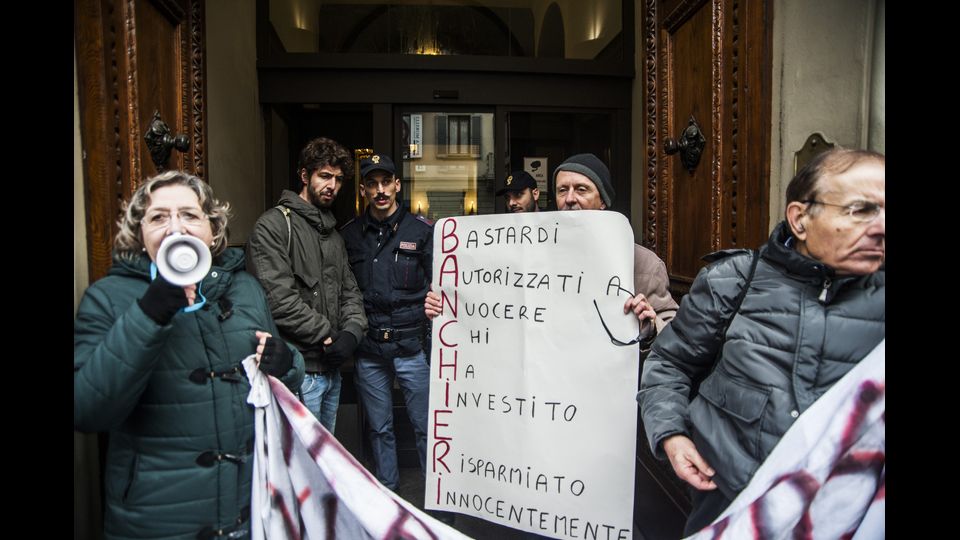 Presidio dei risparmiatori di fronte la sede generale Banca Popolare dell'Etruria ad Arezzo, organizzata dall'Associazione Vittime del Salva-Banche&nbsp;
