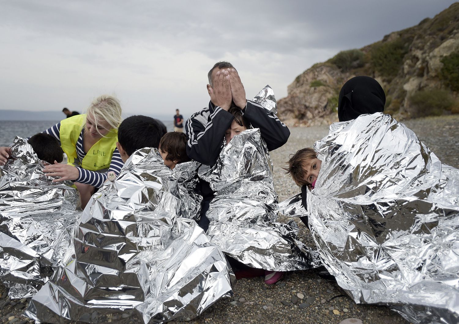 &nbsp;Isola di Lesbo. Centinaia di migranti arrivano sulle spiagge dell'isola di Lesbo. Nella foto i primi soccorsi alle famiglie che sbarcano con i gommoni