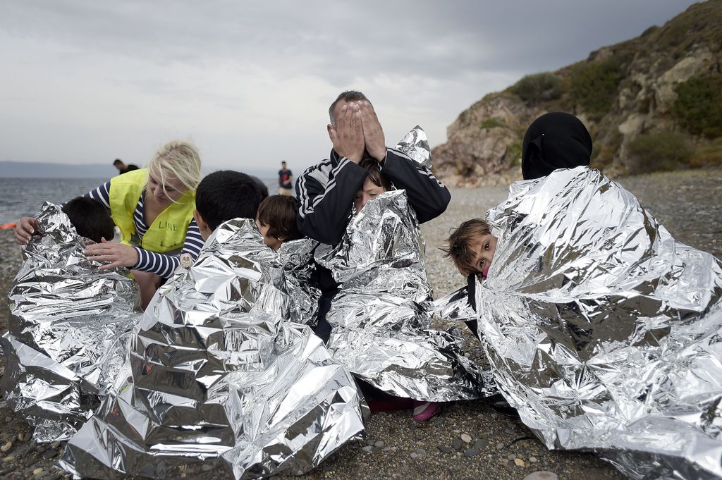 &nbsp;Isola di Lesbo. Centinaia di migranti arrivano sulle spiagge dell'isola di Lesbo. Nella foto i primi soccorsi alle famiglie che sbarcano con i gommoni