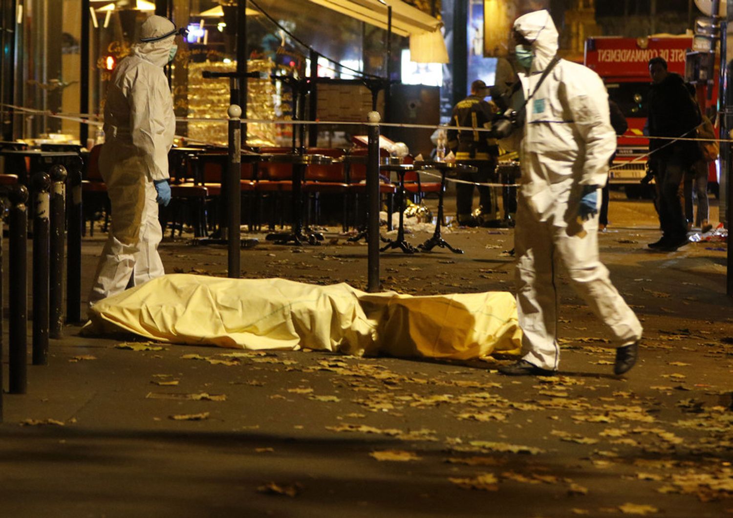 &nbsp;Il Daesh torna a colpire Parigi con una serie di attentati suicidi contro la sala per concerti Bataclan, lo Stade de France e alcuni ristoranti restano uccise 130 persone