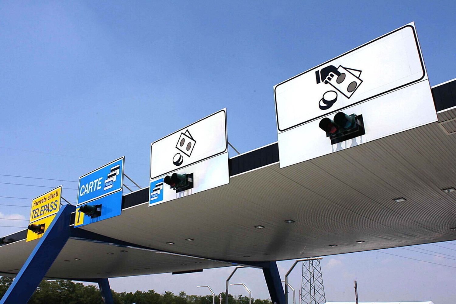 Telepass, Viacard casello autostradale (Imagoeconomica)&nbsp;