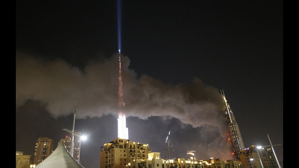 Incendio a Dubai al The Address Downtown, hotel di lusso vicino alla torre pi&ugrave; alta del mondo (Afp)&nbsp;