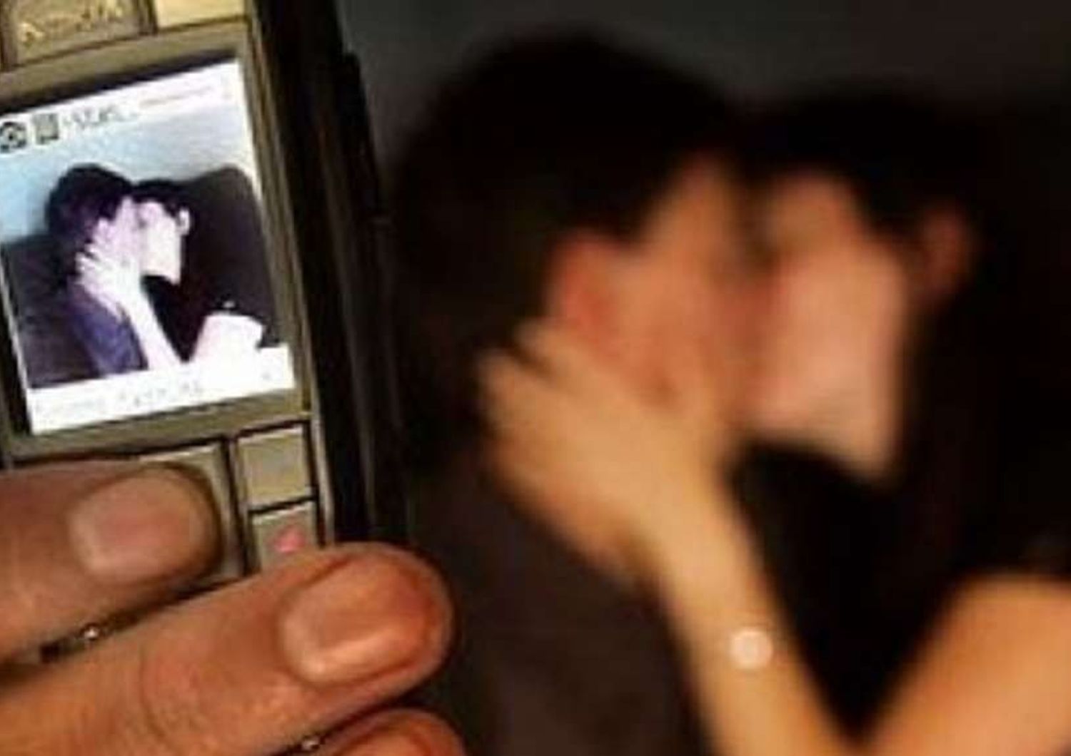 Adolescenti che fanno sexting hanno anche rapporti reali
