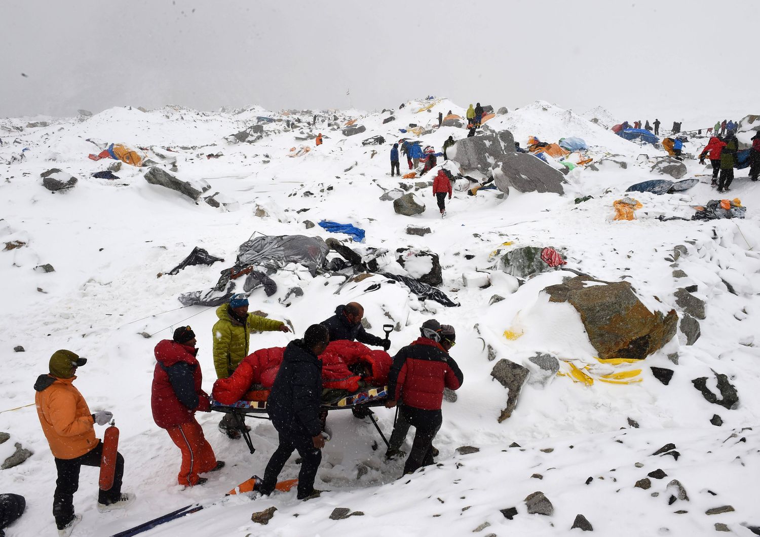 &nbsp;&nbsp;La valanga sull'Everest provocata dal terremoto di magnitudo 7.8, che ha ucciso 2.400 persone (25 aprile)