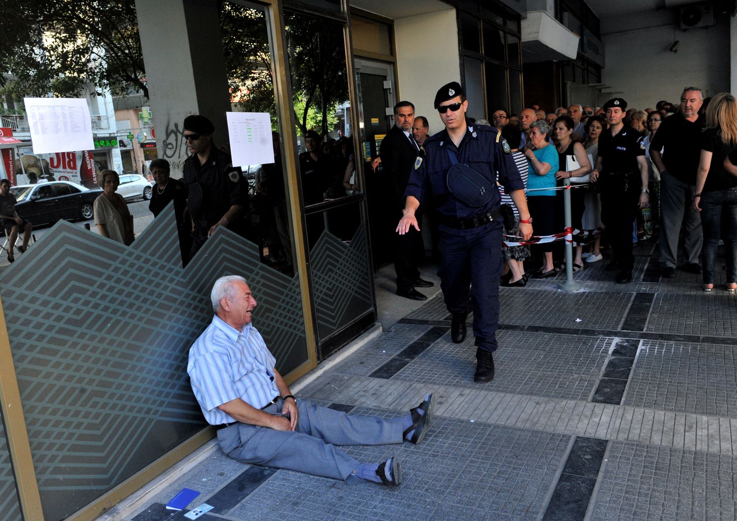 &nbsp;Un anziano piange fuori la filiale nazionale della banca a Salonicco per la crisi economica greca&nbsp;(3 luglio)