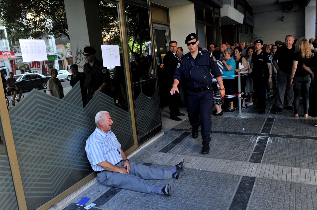 &nbsp;Un anziano piange fuori la filiale nazionale della banca a Salonicco per la crisi economica greca&nbsp;&nbsp;