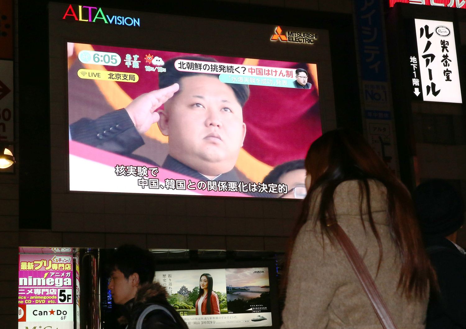 Il leader nordcoreano Kim jong-un su uno schermo televisivo
