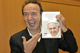 &nbsp;Roberto Benigni Papa Francesco alla presentazione del libro Il nome di Dio e' Misericordia - afp