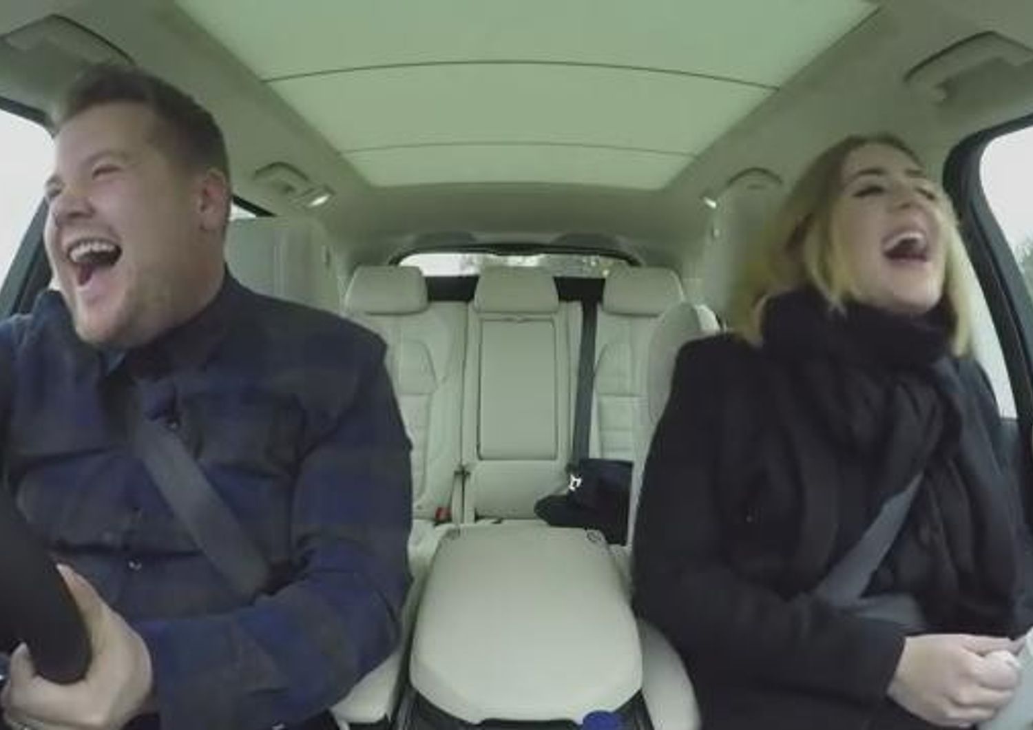 Adele canta in auto, Carpool Karaoke da urlo - VIDEO