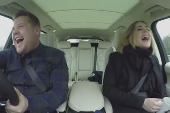 Adele canta in auto, Carpool Karaoke da urlo - VIDEO