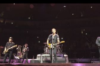 Bruce Springsteen canta Rebel Rebel&nbsp;