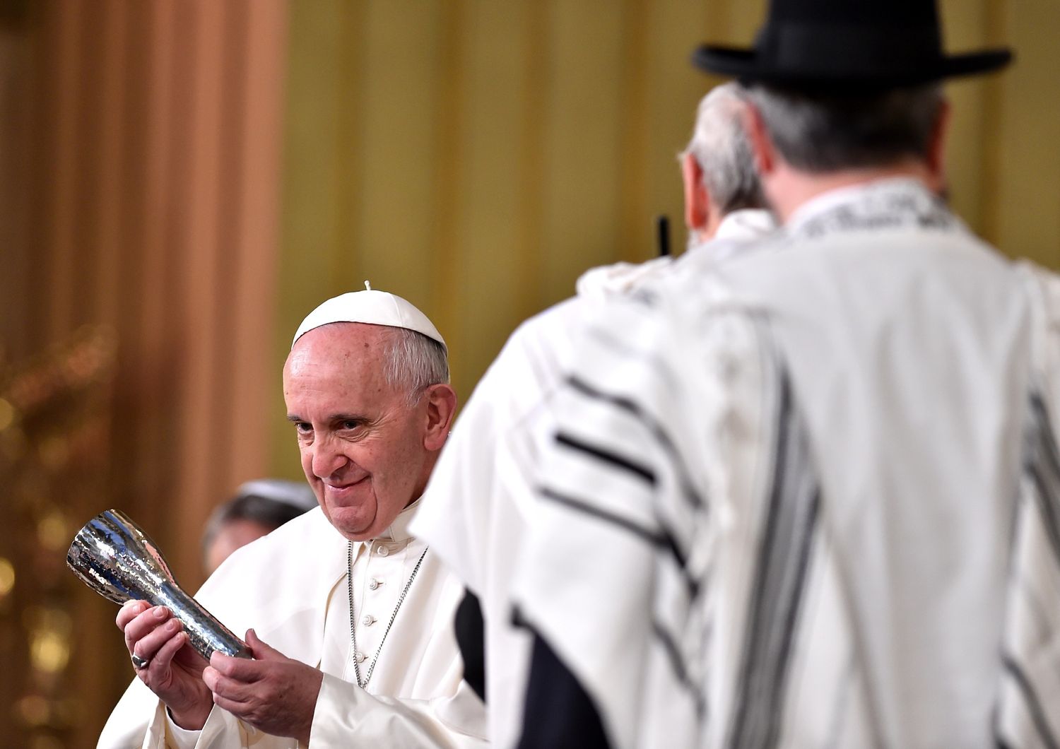 Papa ricorda Shoah, 6 milioni uccisi perche&#39; ebrei