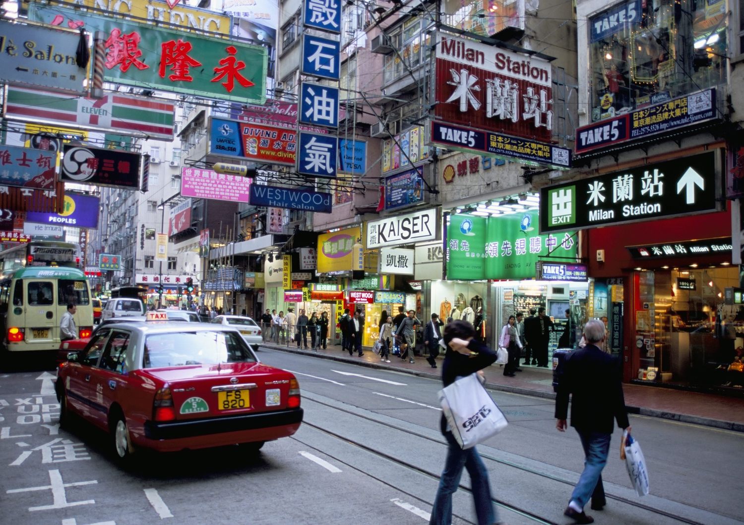 Hong Kong - Febbraio. E' il momento ideale per andare alla ricerca di occasioni, poich&eacute; molti negozi, mercati e centri commerciali offrono sconti di fine stagione. Le tariffe degli hotel sono pi&ugrave; basse. La seconda settimana di febbraio 2015 costava 976 HKD al giorno, il 37% in meno della settimana pi&ugrave; costosa, a cavallo di Capodanno. Febbraio &egrave; un mese fantastico per godersi Hong Kong e il suo skyline mozzafiato, poich&eacute; il Capodanno cinese cade spesso in febbraio, cos&igrave; come il Festival delle Lanterne, che illumina con le sue luci tutta la citt&agrave;. (Booking.com)