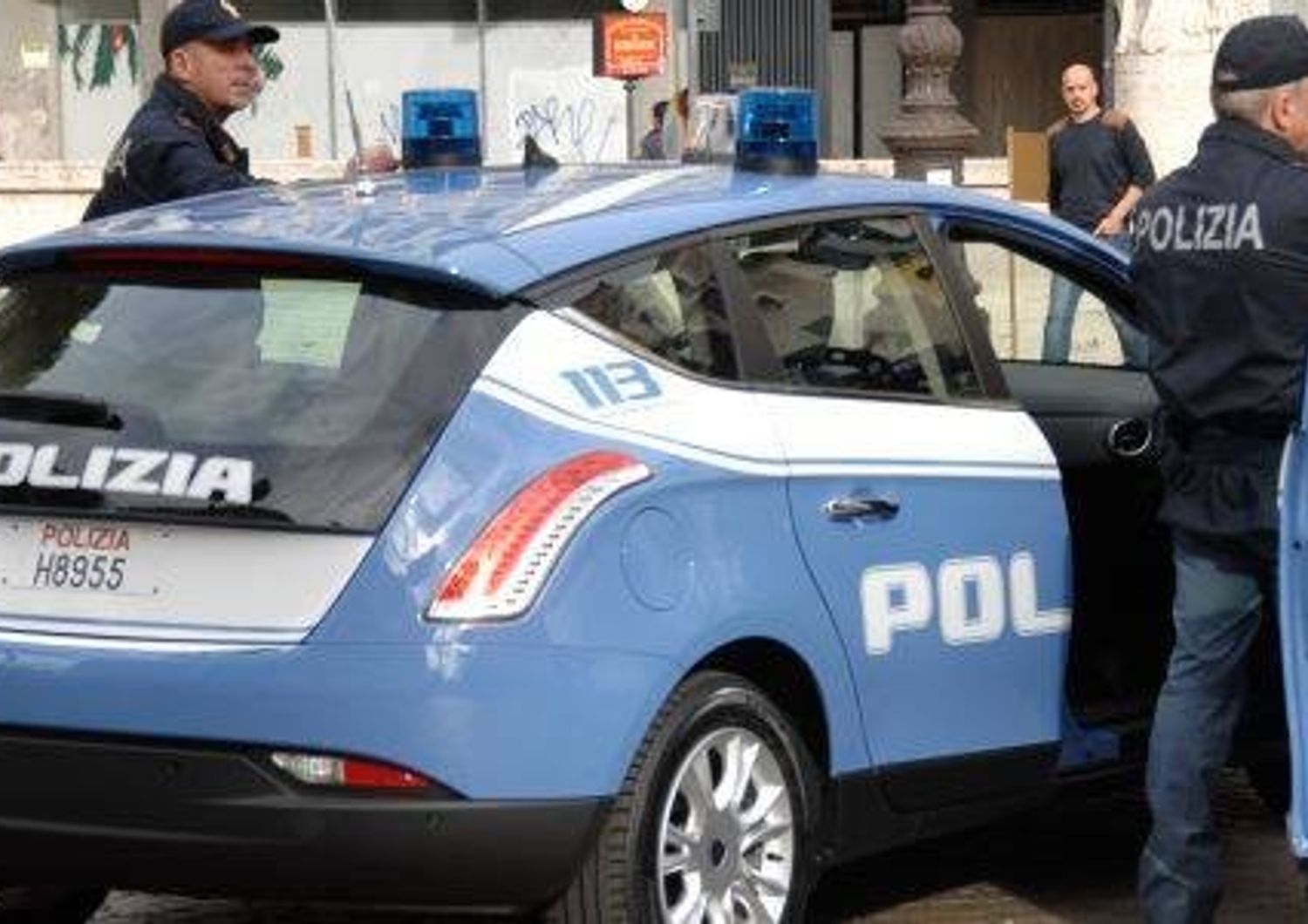 &nbsp;polizia poliziotti auto