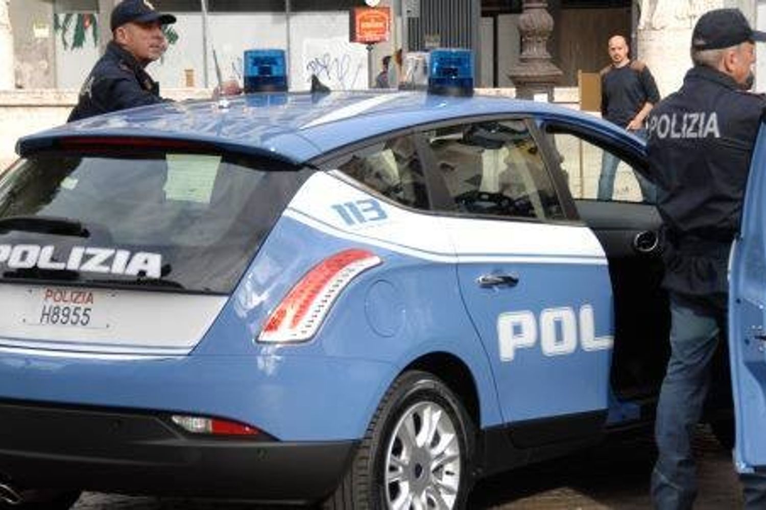 &nbsp;polizia poliziotti auto - fb polizia di stato