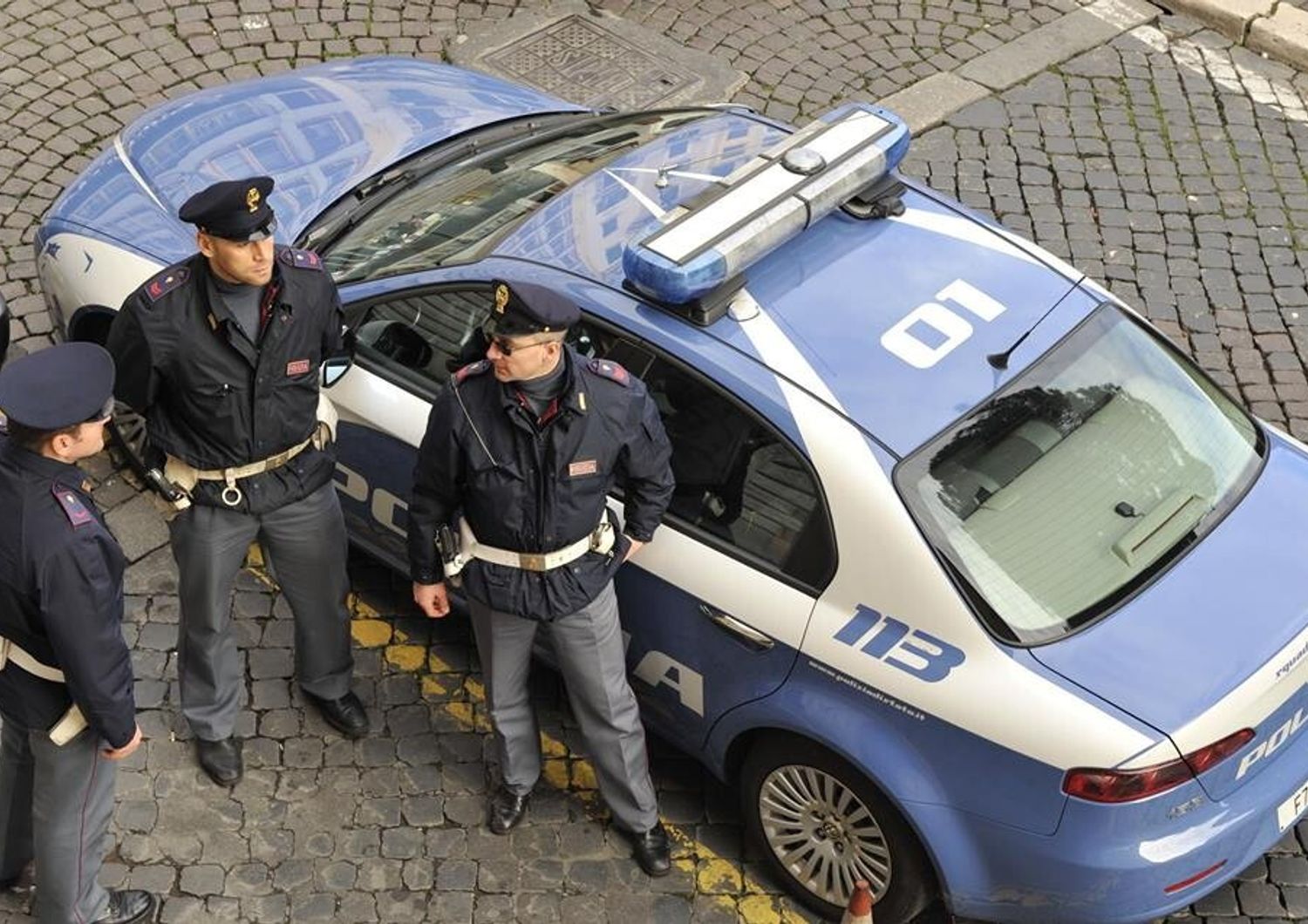 auto polizia poliziotti 2- fb polizia di stato