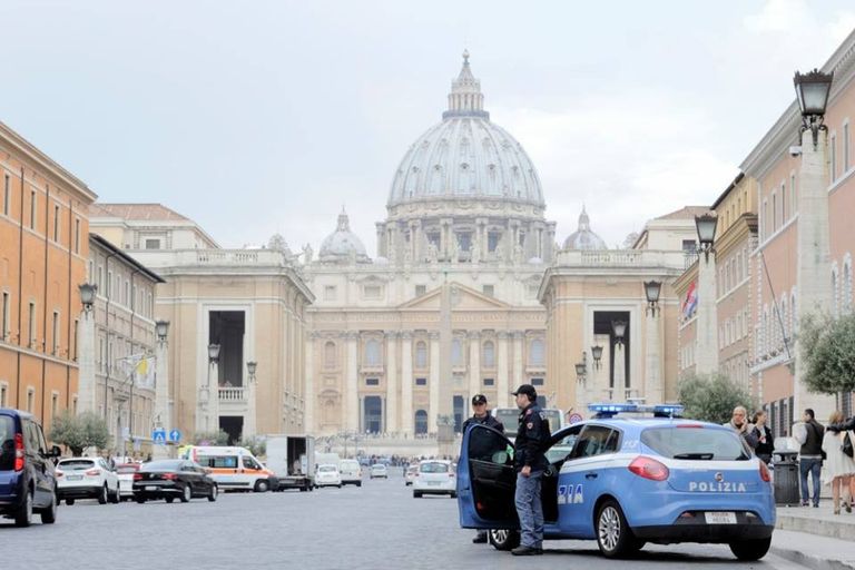 &nbsp;Roma vaticano polizia poliziotti - fb polizia di stato