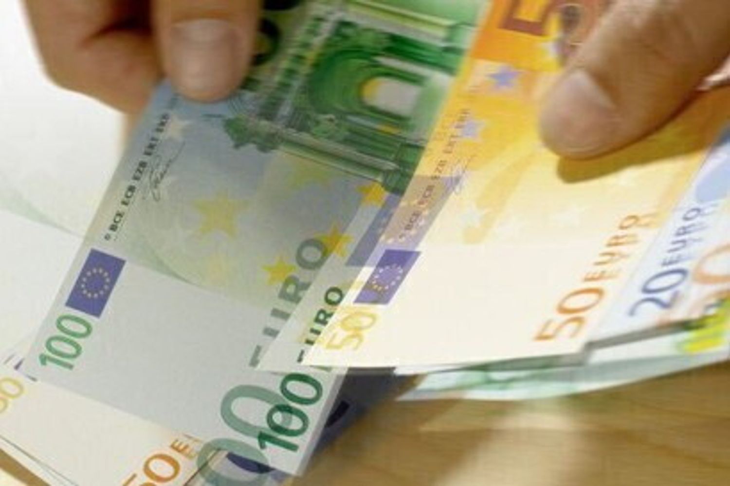 Retribuzioni, buste paga, soldi, economia