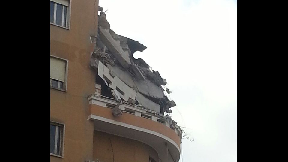 &nbsp;Crollano 3 piani di un palazzo a Roma, nessuna vittima