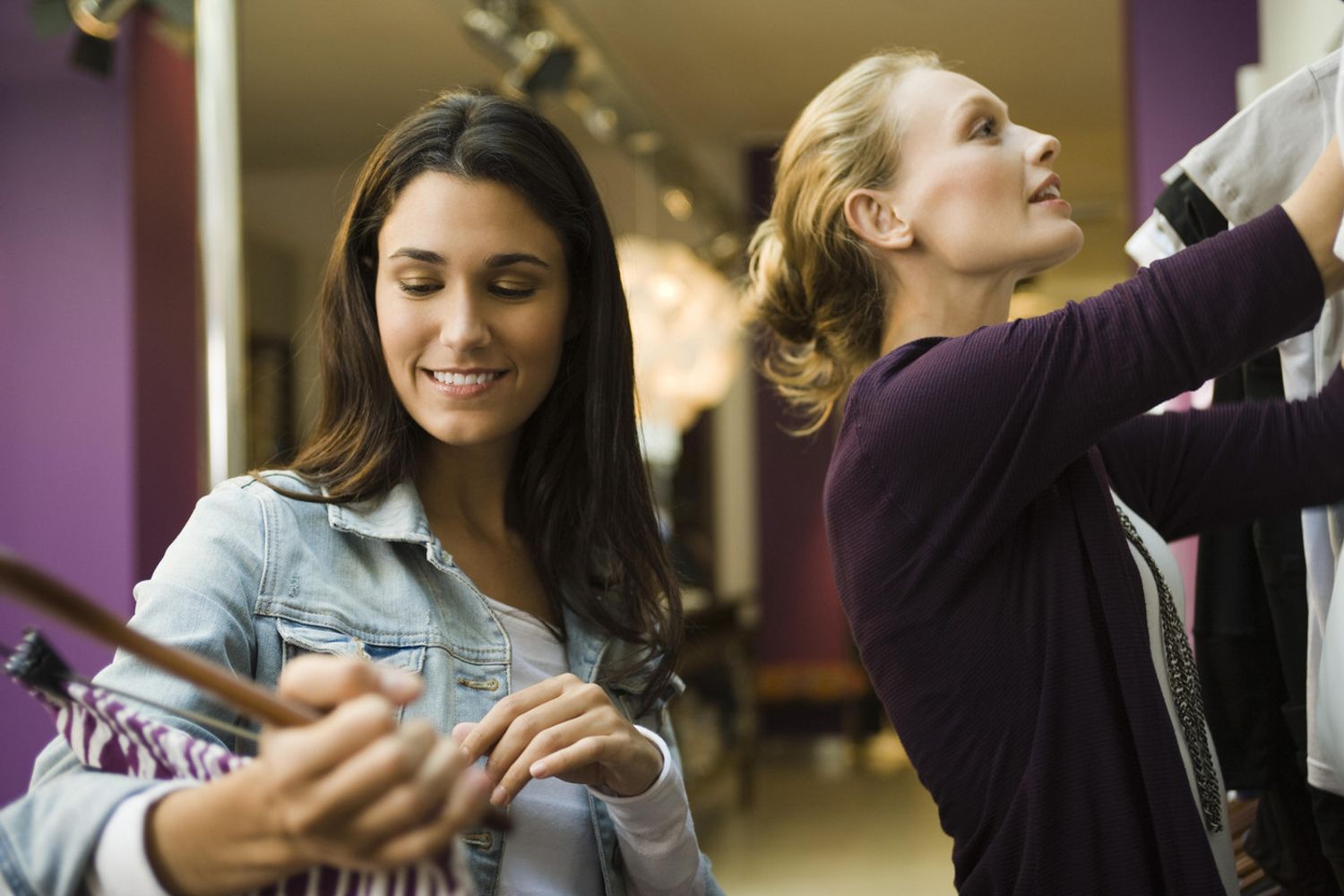 Lo shopping pi&ugrave; &quot; in&quot; della capitale- Da quando le celeb come Cameron Diaz o Gwneth Paltrow in transito per la capitale sono capitare a fare shopping a viale Parioli, la celebre via del quartiere residenziale di Roma Nord e diventata pi&ugrave; &quot; in&quot; dei griffatissimi negozi del centro. Il segreto &eacute; questo: mentre nelle boutique di Roma down town ci sono abiti firmati, ma di serie, ai Parioli esiste ancora chi un abito lo costruisce su misura occupandosi perfino dei dettagli artigianali. E il caso di Miss Parioli nella omonima via al civico 94 dove si trovano deliziosi abitini made in France aderenti e molto ben rifiniti a 60 euro ( approfittando dei saldi gi&agrave; al 50 per cento). Tessa, la proprietaria &eacute; specializzata in mise da alta sera in taffet&aacute;, seta, tulle di molteplici colori. Lunghissimo lo stand da cui possono attingere filiformi &quot; deb&quot; diciottenni ma anche burrose signore che hanno superato i fatidici &quot; anta&quot;: per ognuna esiste l'abito giusto che diventa tale anche grazie alle &quot; rifiniture&quot; fatte sul campo da Tessa aiutata al banco vendite dalla figlia. Il rapporto qualit&agrave; / prezzo e equilibrato e si trovano pure giacchini di boa color pervinca introvabili in tutta la Citt&agrave; Eterna. Scendendo gi&ugrave; verso villa Glori, altra tappa Adriana V. Campanile dove si pescano borse di pelle o di cavallino poco sopra i 100 euro o straordinarie pashmine glitterate come quelle amate da Victoria Beckham o da Rihanna. Da provare infine gli stivali in camoscio altissimi Ben oltre il ginocchio da indossare con minigonne scozzesi celebrate dalla Bibbia della moda mondiale come Vogue. Per info missparioli@gmail.com.&nbsp;