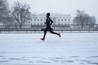 La tempesta di neve Jonas si abbatte sugli Stati Uniti (Afp)