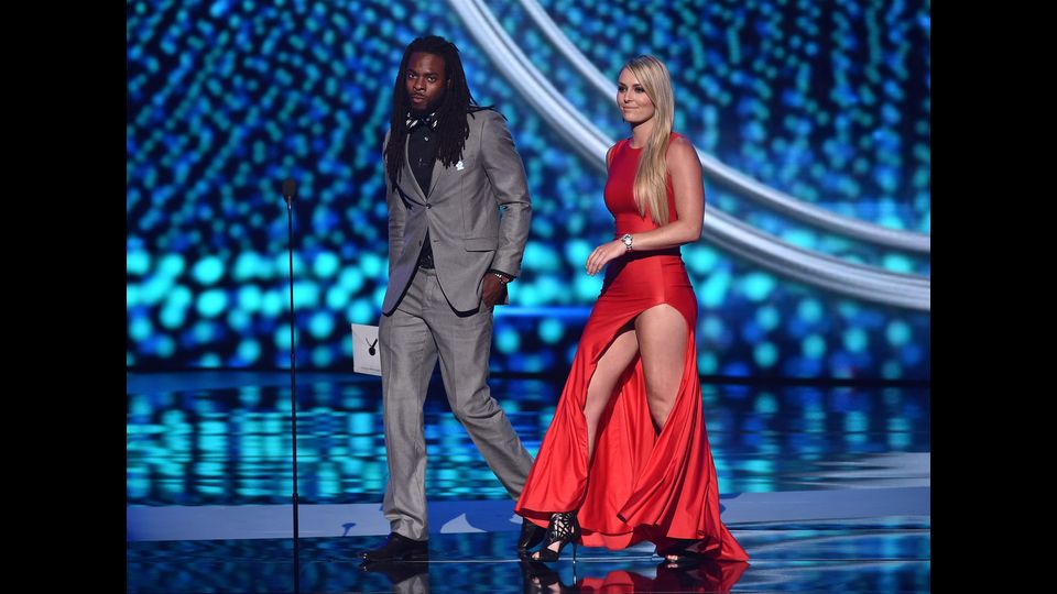 &nbsp;La sciatrice con il giocatore Richard Sherman &nbsp;sul palco del Microsoft Theatre di Los Angeles durante la cerimonia di consegna degli ESPY Awards - afp
