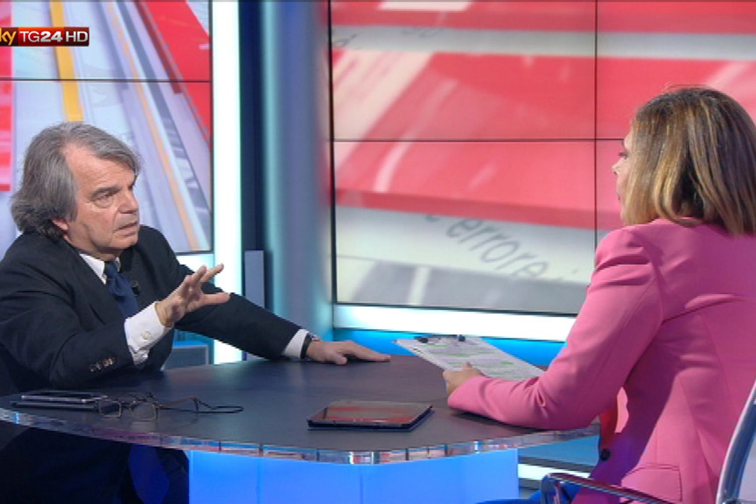 &nbsp;Latella intervista Brunetta (ph e-mail Sky)