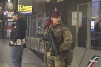 &nbsp;Roma stazione termini uomo con fucile