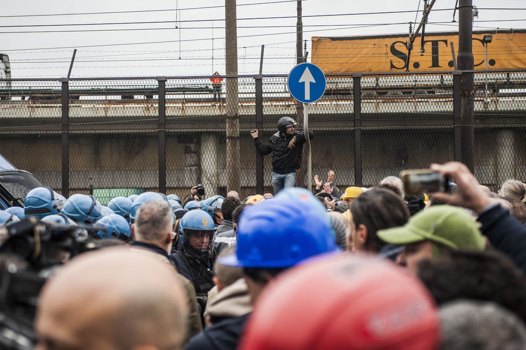 &nbsp;Lavoratori Ilva in sciopero, momenti di tensione con la polizia