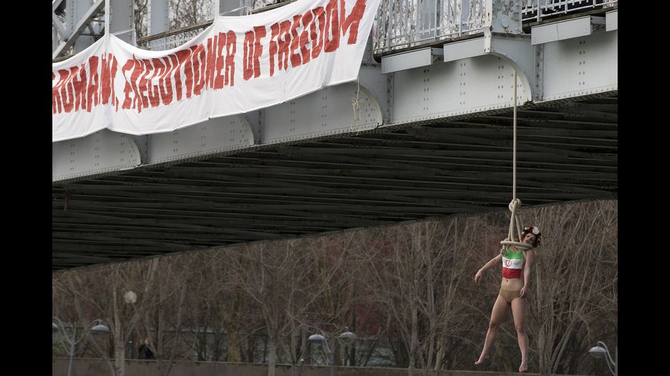attivista Femen Sarah Constantin protesta per la visita di Rohani a Parigi (Afp)&nbsp;