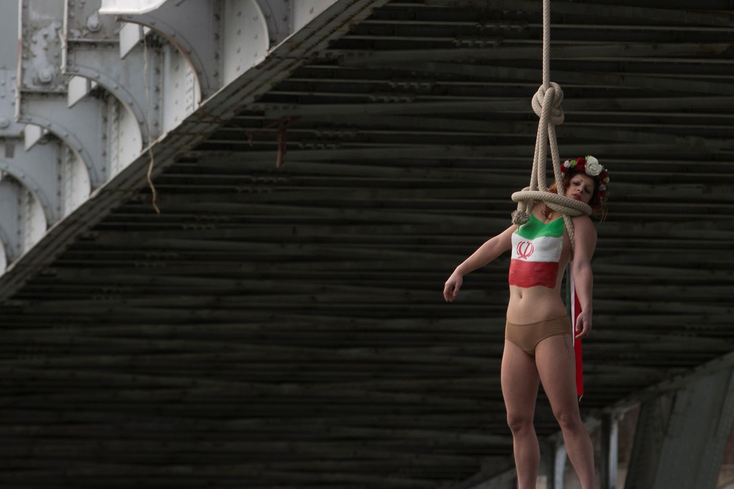 attivista Femen Sarah Constantin protesta per la visita di Rohani a Parigi (Afp)&nbsp;