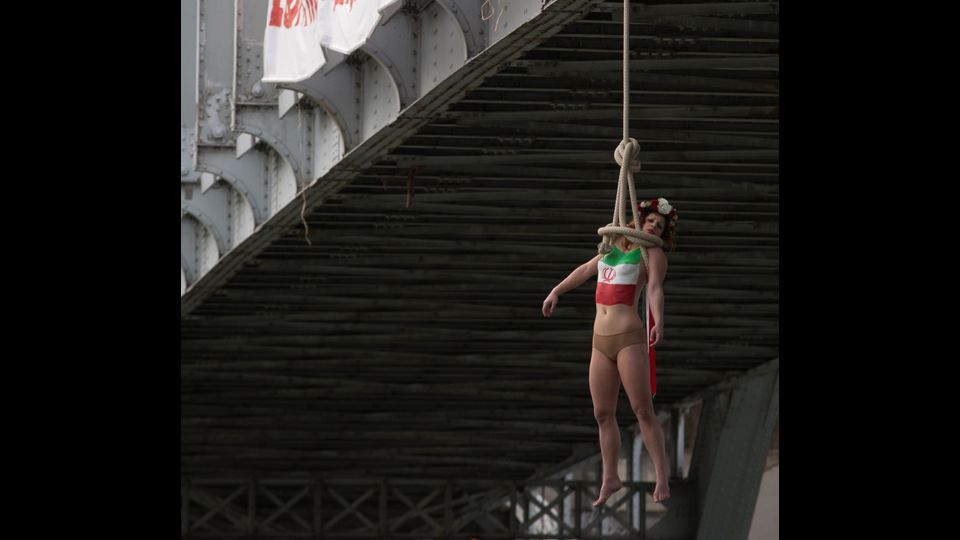 attivista Femen Sarah Constantin protesta per la visita di Rohani a Parigi (Afp)&nbsp;