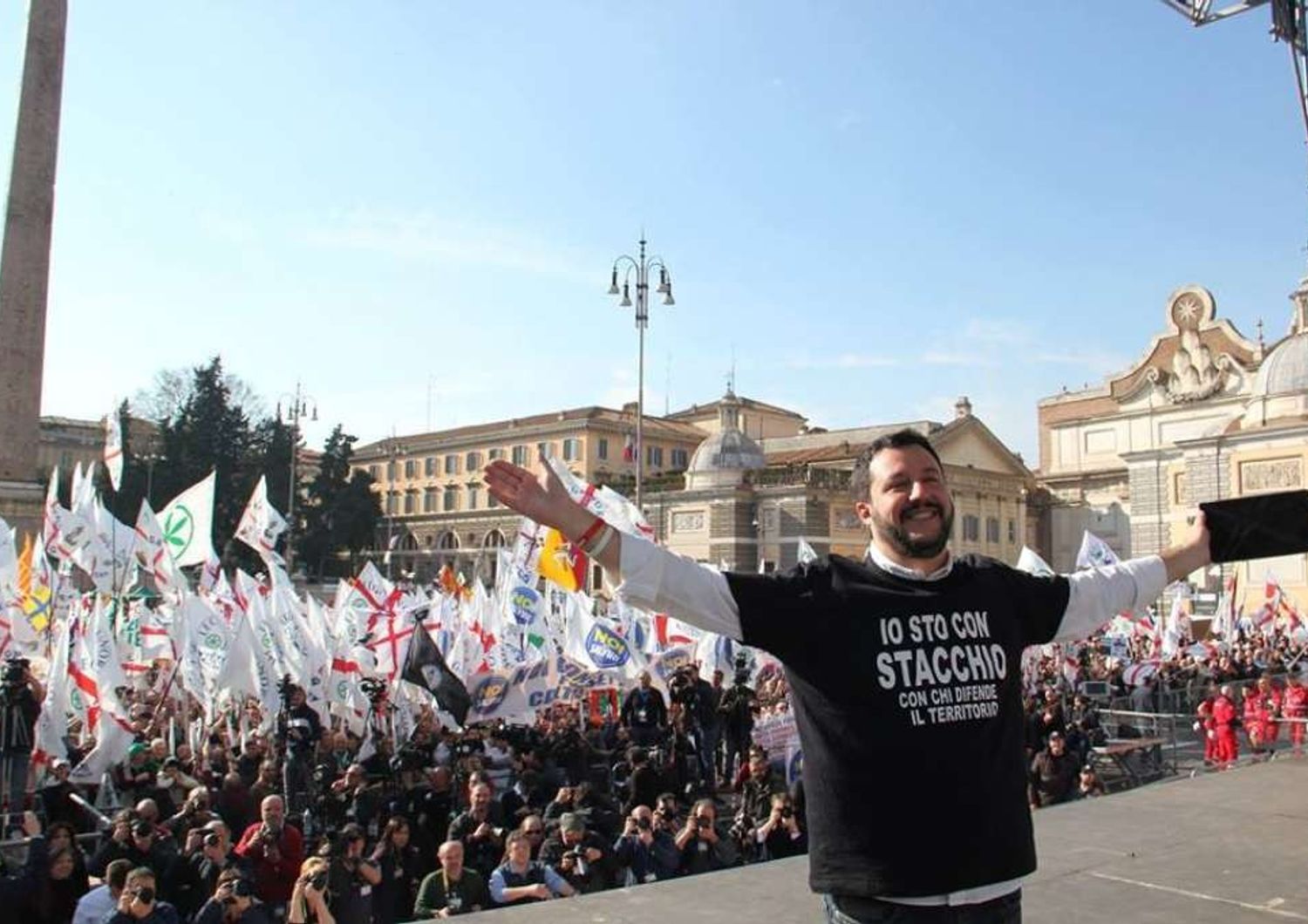 Salvini guida la marcia su Roma Spunta anche foto di Mussolini