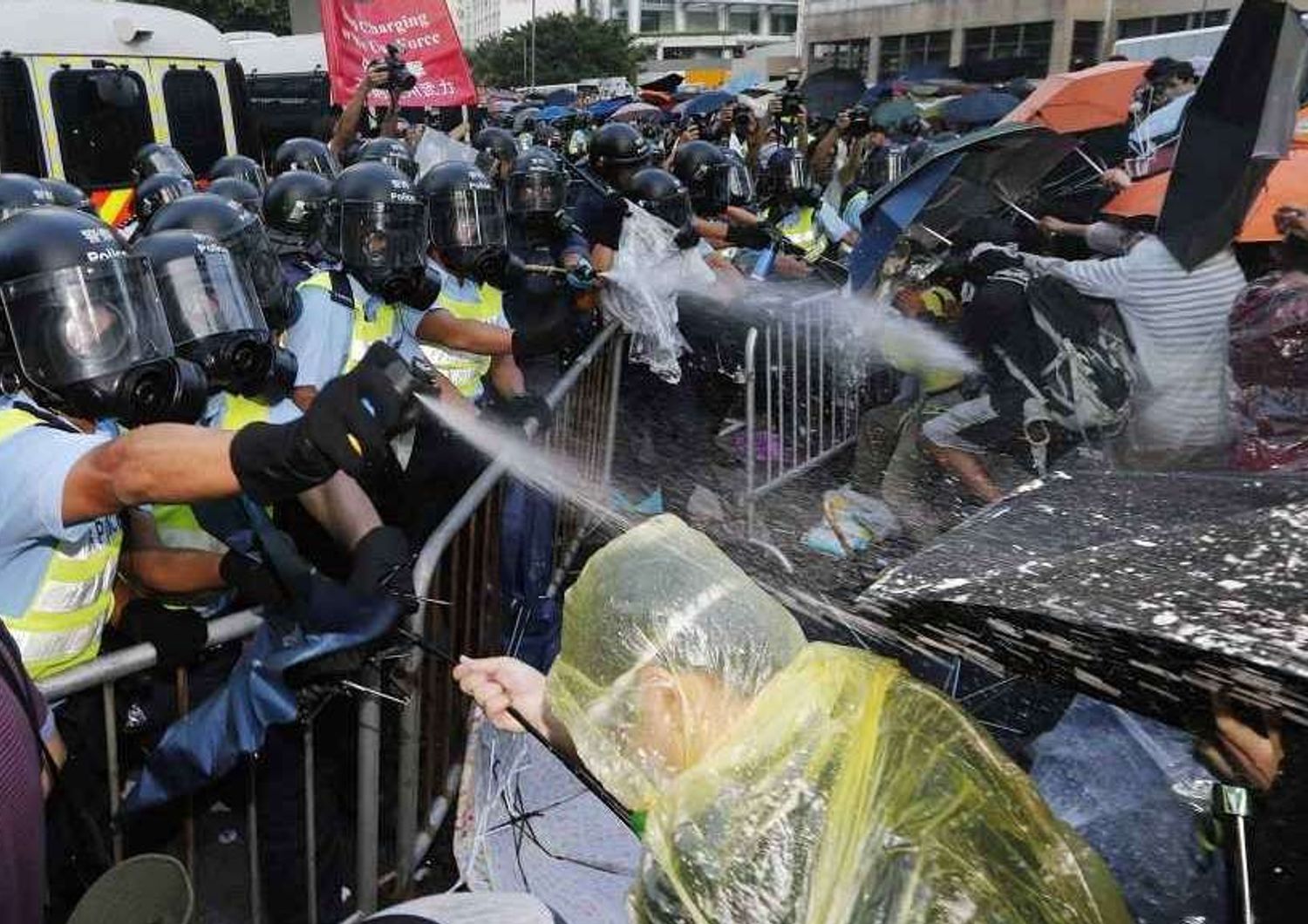Hong Kong: governo ritira dalle strade agenti anti-sommossa