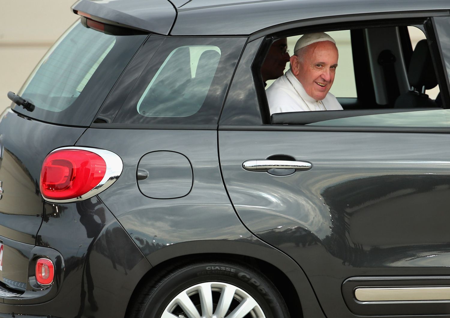 Papa Francesco sulla Fiat 500 (Afp)&nbsp;