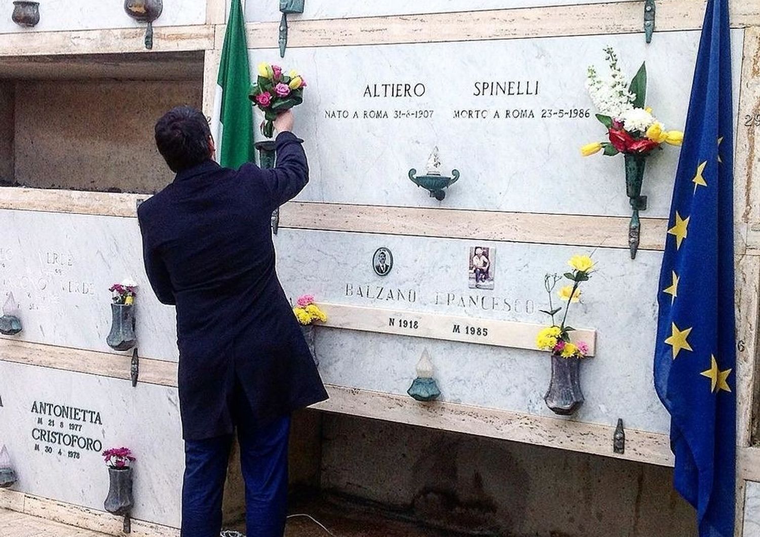 Matteo Renzi a Ventotene sulla tomba di Spinelli (Twitter)&nbsp;