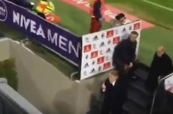 Mancini fa il dito medio ai tifosi del Milan (Youreporter)&nbsp;