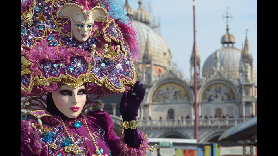 Carnevale di VeneziaIl Carnevale di Venezia &egrave; uno dei pi&ugrave; conosciuti ed apprezzati carnevali del mondo. Fra gli eventi pi&ugrave; importanti si annoverano &ldquo;la Festa delle Marie&rdquo;, un corteo che rievoca la tradizione secondo cui il Doge della Serenissima era solito omaggiare dodici umili e bellissime fanciulle di Venezia; &ldquo;il Volo dell'Aquila&rdquo; dal Campanile di San Marco e il Volo dell'Asino dalla Torre di Mestre; &ldquo;lo Svolo del Leon&rdquo;, che conclude le festivit&agrave; del Marted&igrave; Grasso, con il tributo al Leone Alato di San Marco simbolo di Venezia.Se vi trovate a Venezia nel periodo di Carnevale non potrete esimervi dall&rsquo;assaggiare quello che per secoli &egrave; stato considerato il dolce nazionale della Repubblica Serenissima, la &ldquo;Frittella&rdquo; o &ldquo;Fritola Veneziana&rdquo;. Ma anche i &ldquo;Galani&rdquo;, di origini molto pi&ugrave; antiche. (fonte: Booking.com)&nbsp;