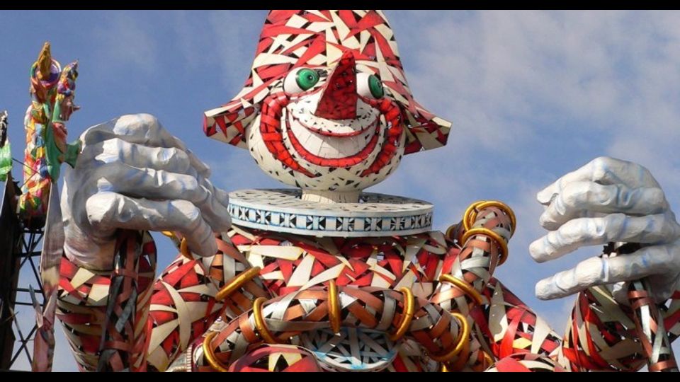 Carnevale di Viareggio Il carnevale di Viareggio &egrave; considerato uno dei pi&ugrave; importanti carnevali d'Italia e d'Europa.I carri, che sono fra i pi&ugrave; grandi e movimentati del mondo, sfilano lungo la passeggiata a mare viareggina. Il tema principale dell'evento &egrave; da sempre la satira, di tipo politico e sociale. La tradizione della sfilata di carri a Viareggio risale al 1873, quando alcuni ricchi borghesi decisero di mascherarsi per protestare contro le troppe tasse che erano costretti a pagare. Durante tutti i week-end di Carnevale, &egrave; possibile assaggiare le specialit&agrave; della cucina viareggina come il Cacciucco e gli Spaghetti alla trabaccolara. Da non perdere anche le ricette della cucina rurale, tra cui la zuppa alla frantoiana. Sul fronte dei dolci, non c'&egrave; pasticceria in citt&agrave; in cui non si trovino i &ldquo;Cenci&rdquo;, ritagli di pasta fritta friabile e fragrante cosparsa di zucchero a velo. (fonte: Booking.com)