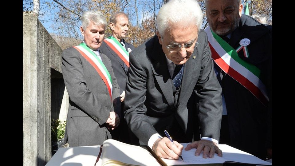 &nbsp;Sergio Mattarella firma il libro d'onore all'Ossario dei Caduti di Forno di Coazze (ottobre 2015)