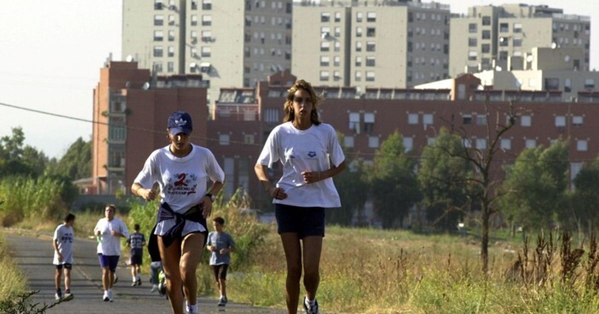 Stare troppo tempo seduti danneggia la salute del cuore, anche per le persone più attive