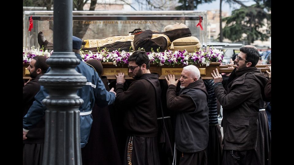 L'arrivo di San Pio a Roma nella Basilica di San Lorenzo fuori le Mura (Agf)