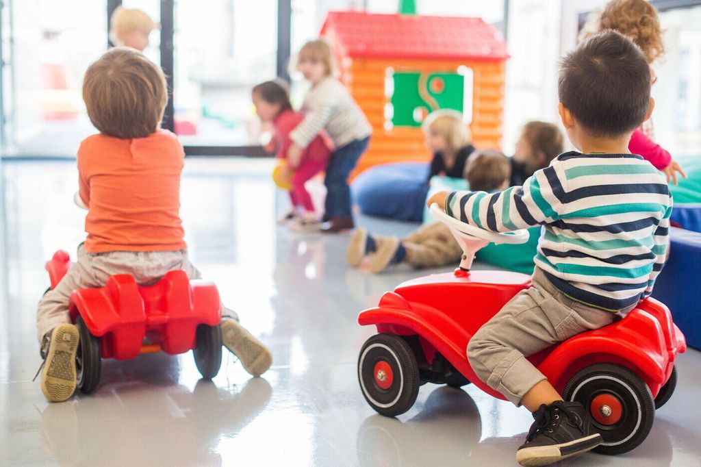 Bambini giocano in un asilo nido -agf