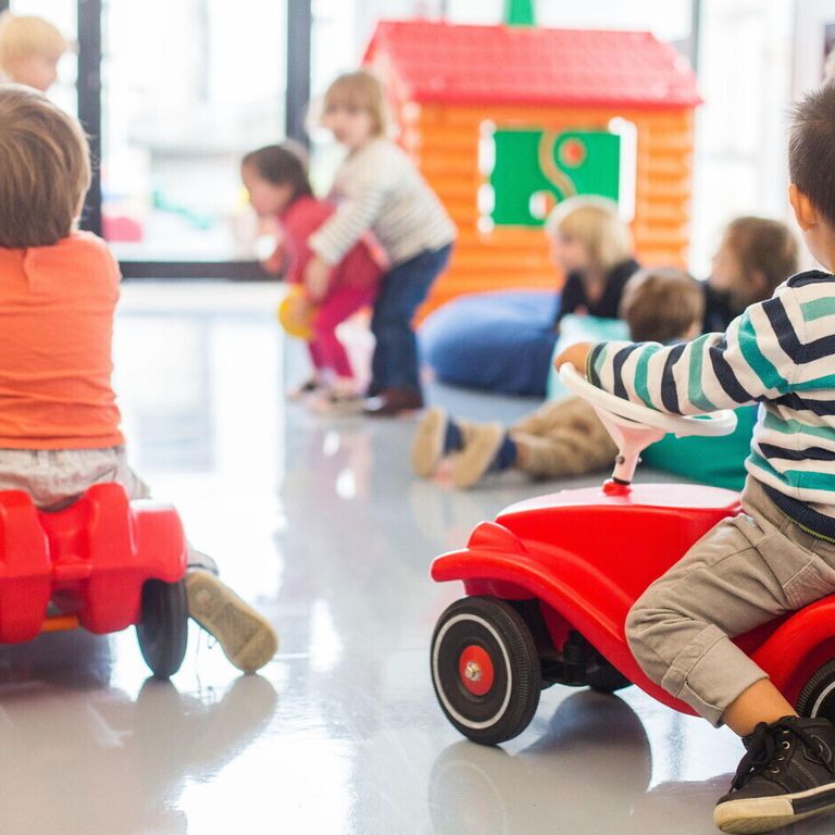 Bambini giocano in un asilo nido -agf