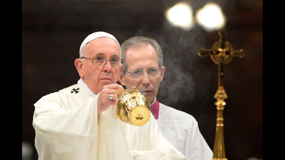 Francesco Papa apre Porta Santa nella Basilica di San Maria Maggiore (1 gennario 2016) (Afp) &nbsp;