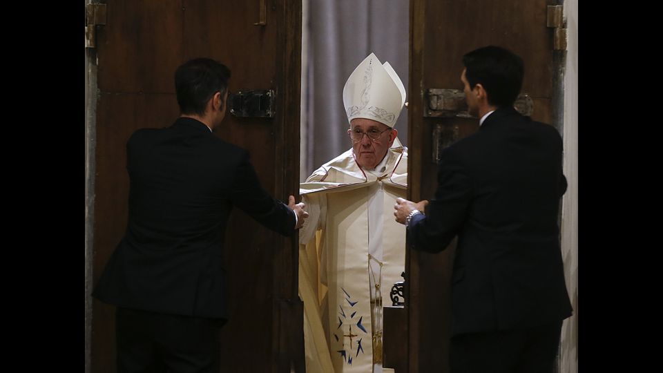 Francesco Papa apre Porta Santa nella Basilica di San Maria Maggiore (1 gennario 2016) (Afp)  &nbsp;