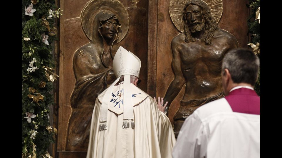 Francesco Papa apre Porta Santa nella Basilica di San Maria Maggiore (1 gennario 2016) (Afp)  &nbsp;